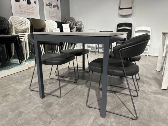 Tavolo Snap e sedie New York | Connubia