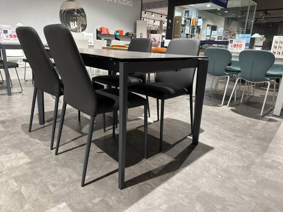 Tavolo Pentagon e Sedie Club | Connubia