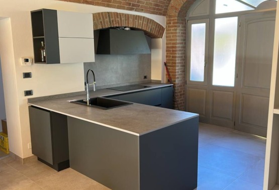 Cucina moderna realizzata in un rustico a Fidenza